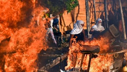 Parentes de presos queimam barricada no Rio Grande do Norte.