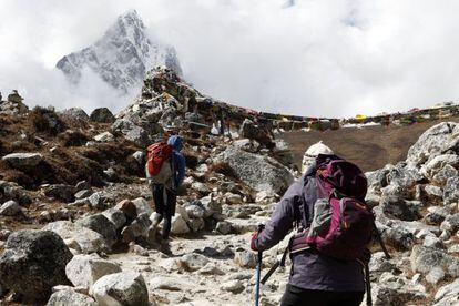 Dois alpinistas a caminho do acampamento-base do Everest.