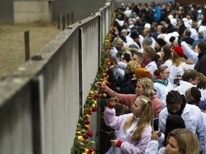 Una multitud coloca flores en el Memorial del Muro, este sábado.