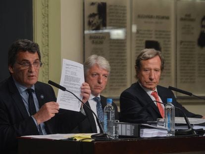 O secretário de direitos humanos argentino, Claudio Avruj, mostra o relatório.