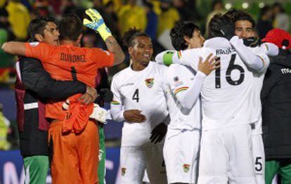 Os jogadores da Bolívia comemoram a vitória contra o Equador.