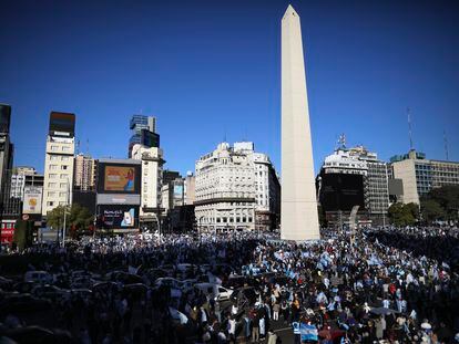 Manifestação contra o Governo de Alberto Fernández junto ao obelisco de Buenos Aires, nesta segunda-feira. Em vídeo, milhares de argentinos saem às ruas contra a reforma judicial do Governo.