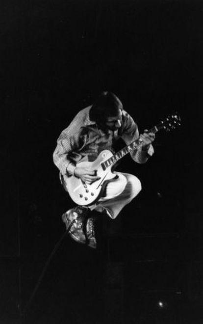 Pete Townshend, durante uma atuação em 1975.