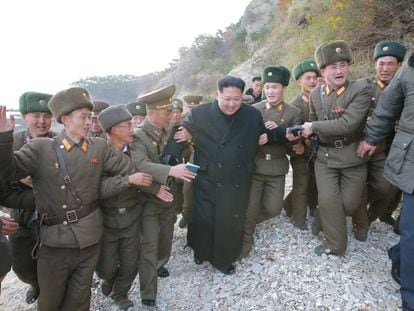 Kim Jong-un inspeciona um batalhão.