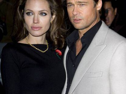 Já antes de se casar com Brad Pitt, a atriz Angelina Jolie foi célebre por seus curiosos costumes sexuais: desde brincar com facas na cama até beijar seu irmão na boca em público. Em 2007, já casada com Pitt, o trio que fez com seu marido e a ‘top model’ Karolina Kurkova foi manchete da imprensa. Nesse momento, a relação entre Pitt e Jolie não estava em seu melhor momento e eles tentavam retomar o interesse de todas as maneiras. Talvez por isso, depois de uma festa o casal convidou a modelo ao seu quarto para uma excitante sessão de sexo a três.