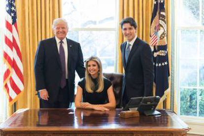 Ivanka Trump entre seu pai, Donald Trump, e Justin Trudeau, no despacho Oval.