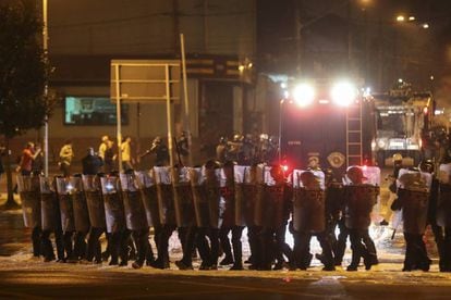 Policiais militares do Choque atuam para dispersar o protesto contra o Governo Temer no Largo da Batata, em S&atilde;o Paulo, no domingo, dia 4. 