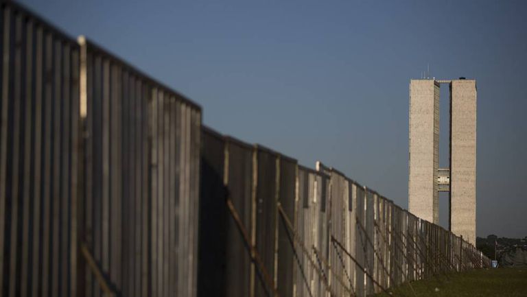 Muro dividindo a esplanada dos ministérios