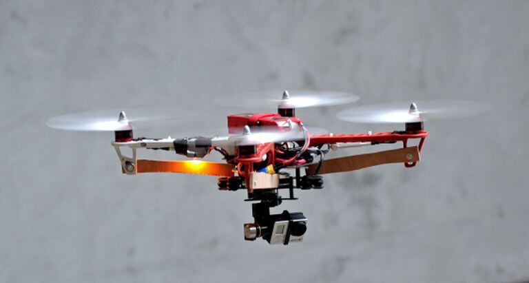 Drone equipado com uma pequena câmera.