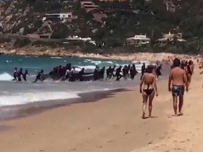 Embarcação chegou a praia em Zahara de los Atunes, Cádis, no início da tarde desta quarta-feira