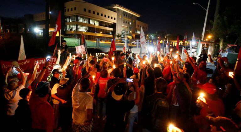 Apoiadores do lado de fora da PF, em Curitiba, onde Lula está preso.