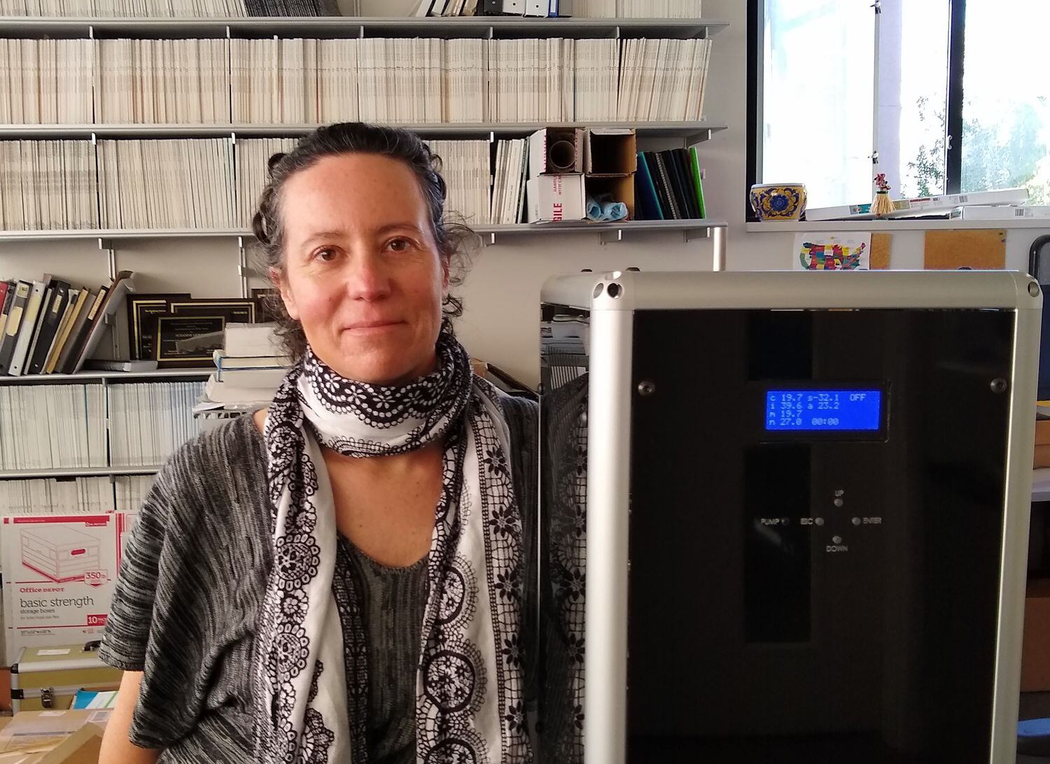 A pesquisadora Arantza Eiguren, com um aparelho similar ao utilizado para capturar os coronavírus, nesta quarta-feira, em Berkeley (EUA).