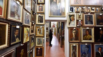 Um dos corredores do depósito de 1.200 metros quadrados no qual a Galeria Uffizi guarda a coleção de 2.300 autorretratos.