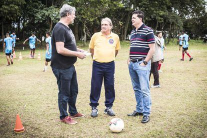 O presidente Paulo Sérgio Moura, o gerente Écio Pasca e o técnico Roderlei Pachani, que descobriu Diego Costa, conversam durante o treino do Barcelona Capela.