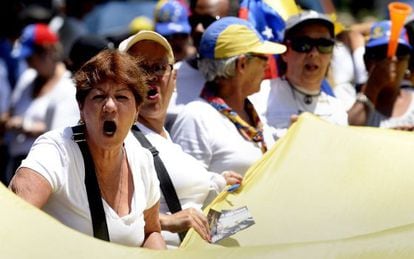 Opositores do Governo de Maduro durante protesto em Caracas.