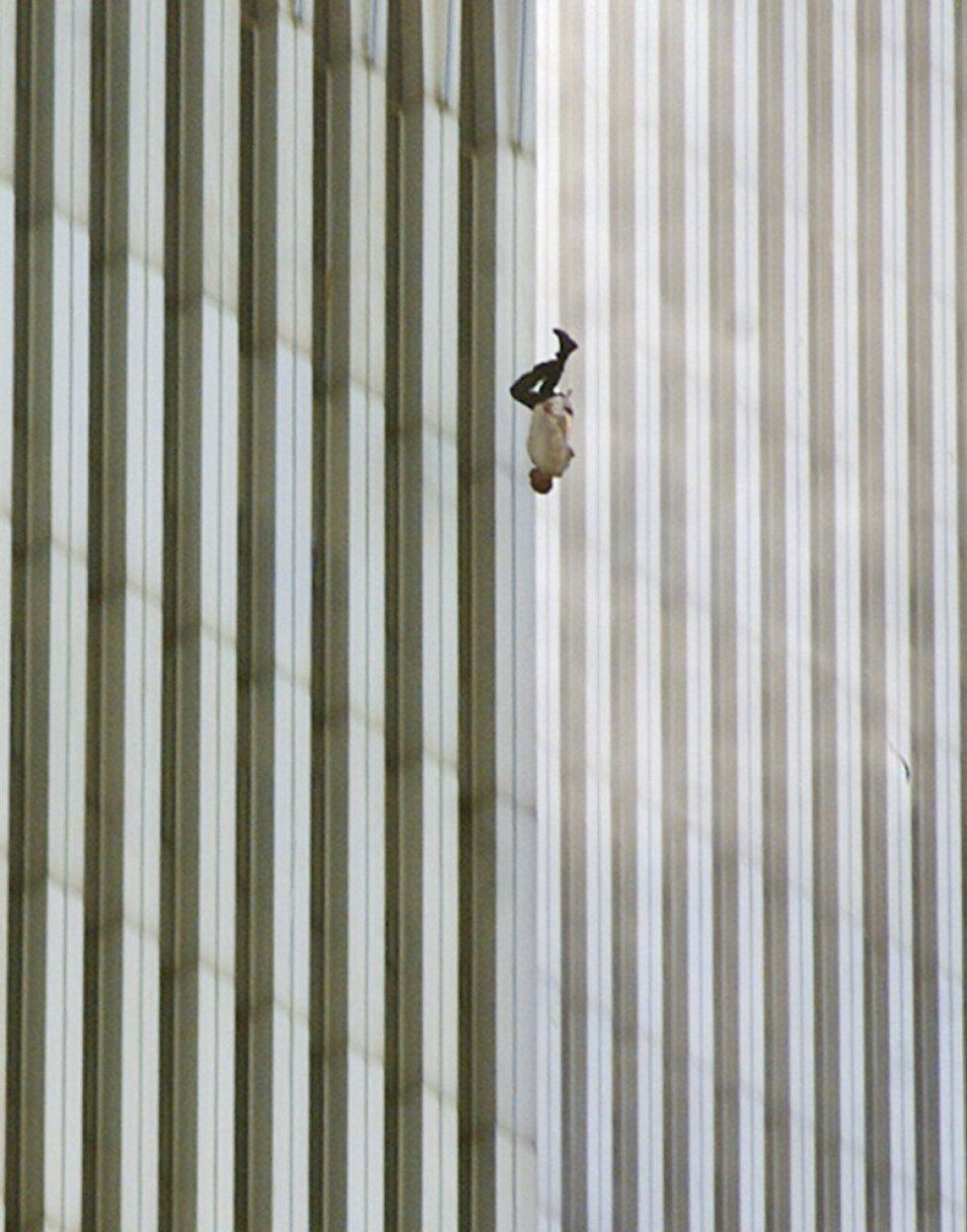Uma pessoa cai da Torre Norte do World Trade Center.