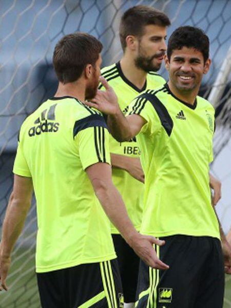 Costa brinca com Alonso no treino nos EUA.