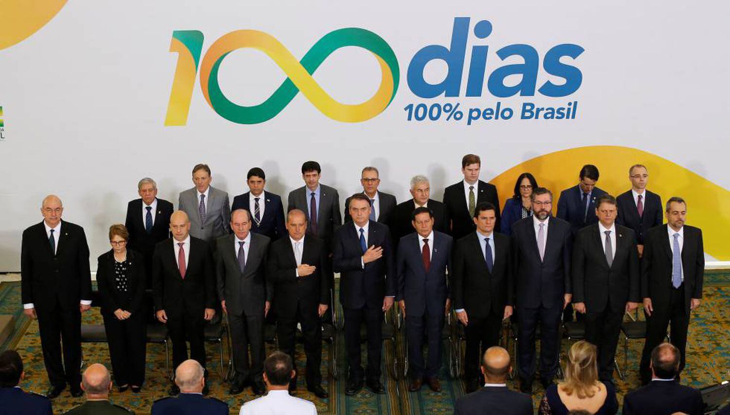 Bolsonaro posa ao lado de sua equipe ministerial no evento que celebrou 100 dias de Governo, em Brasília, na última quinta-feira.