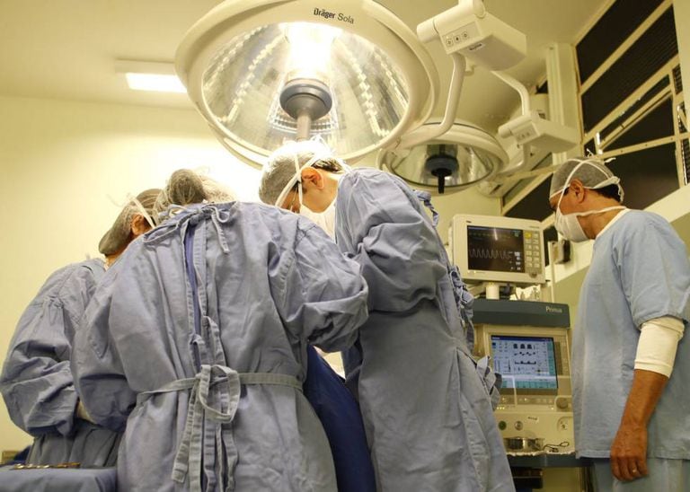 Médicos durante cirurgia.