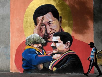 Mural com Chávez e Maduro em Caracas, em dezembro de 2020.