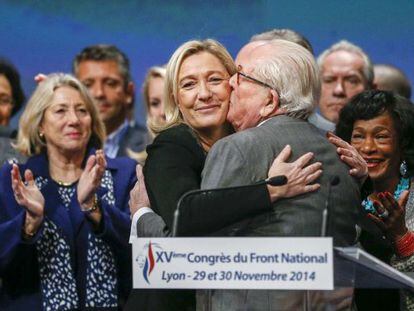 Marine Le Pen recebe a felicitação de seu pai no Congresso de Lyon.