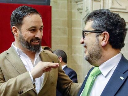 O líder nacional do VOX, Santiago Abascal, e o juiz Francisco Serrano, deputado pelo partido.