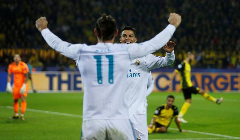 Cristiano Ronaldo e Bale comemoram gol sobre o Dortmund.