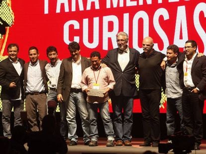 Membros da equipe de 'El Faro' de El Salvador, após receber o reconhecimento pela Excelência no prêmio Gabo 2016.
