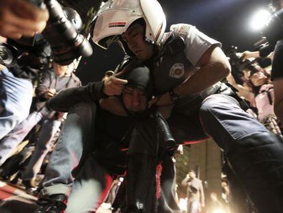 Um integrante do Black Bloc é detido pela polícia em São Paulo.