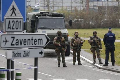 Soldados e policiais patrulham as imediações do aeroporto de Zaventem em Bruxelas.