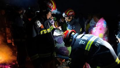 Equipes de resgate trabalham em Baiyin (China) para ajudar os participantes da ultramaratona.