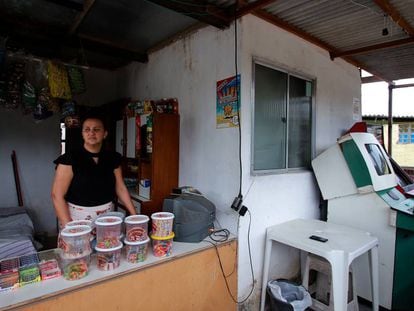 Marcicléia de Souza vende bombons para complementar a renda da família desempregada.
