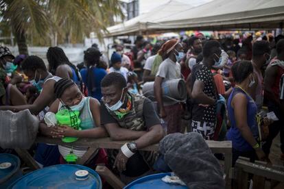 Imigrantes haitianos se reúnem em Necoclí, Colômbia, para pegar um bote com destino a Capurganá, perto da fronteira com o Panamá, em 28 de julho.