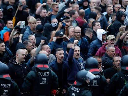Manifestante na concentração organizada pelo PEGIDA nesta segunda-feira em Chemnitz (Alemanha)