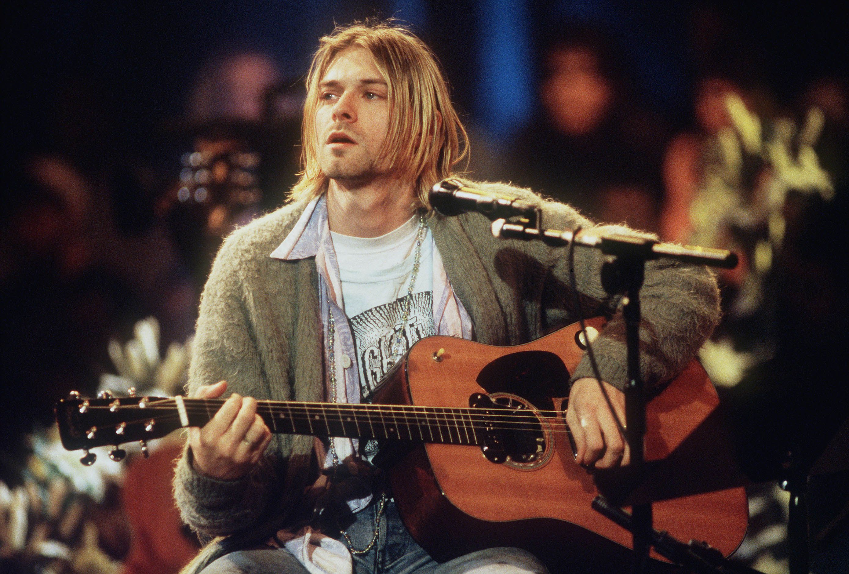 Kurt Cobain em um show MTV Unplugged nos estúdios da Sony em Nova York, 1993. 