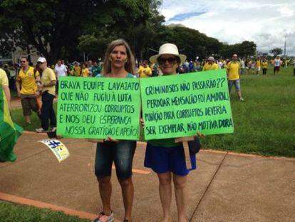 "Participei das Diretas Já, protestei contra o Collor e votei no Lula em 2002. Mas o PT só trouxe corrupção e roubalheira. Por isso, sou a favor do impeachment da Dilma e da cassação do Renan e do Cunha", diz a aposentada Rosa Maria de Paula, 57 anos.