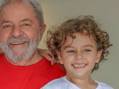 O ex-presidente Lula com o neto Arthur Araújo Lula da Silva, 7 anos, que morreu nesta sexta-feira, vítima de uma meningite. A foto foi cedida pelo Instituto Lula.