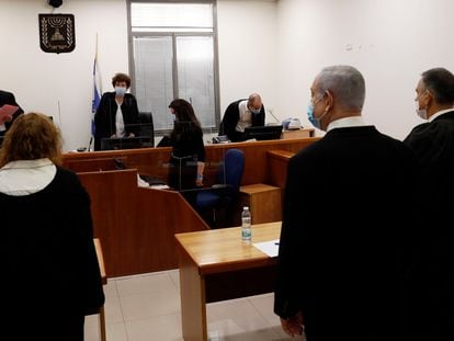 O primeiro-ministro israelense, Benjamin Netanyahu, em uma sala do tribunal distrital de Jerusalém, neste domingo.