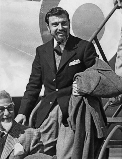 George Blake ao chegar ao Reino Unido após sua libertação, em 1953, depois de passar três anos detido pelos norte-coreanos. 