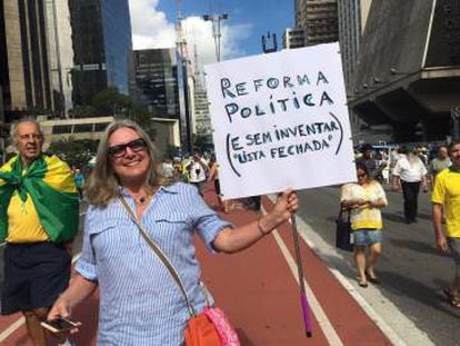 Virginia, executiva de marketing, protesta na Paulista