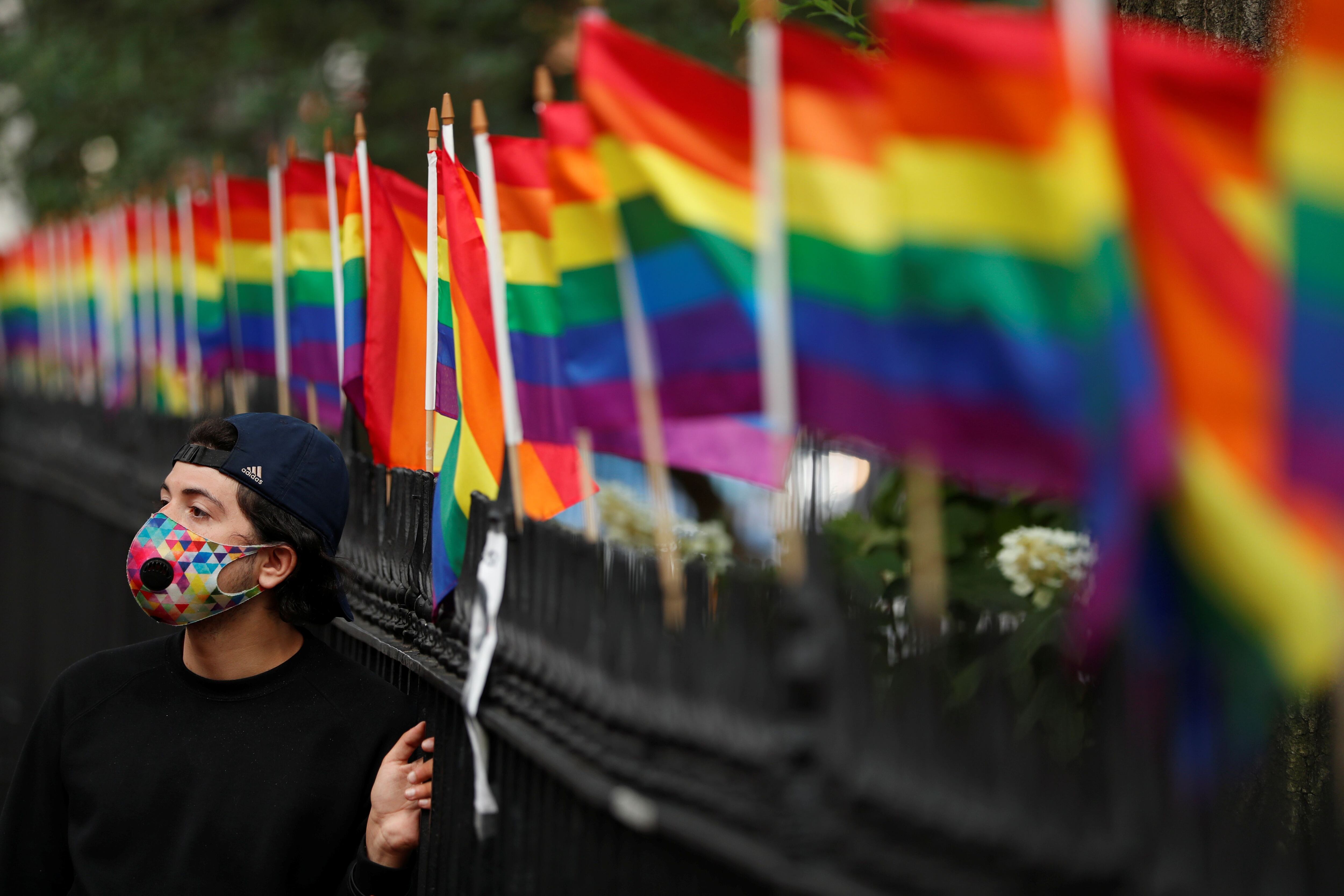 Participante da marcha do orgulho gay em 25 de junho de 2020. 