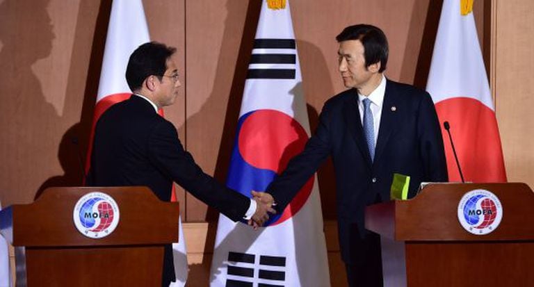 Os ministros de Relações Exteriores do Japão (esq.) e da Coreia do Sul, após o encontro.
