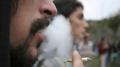 Jovens fumam maconha em Montevidéu