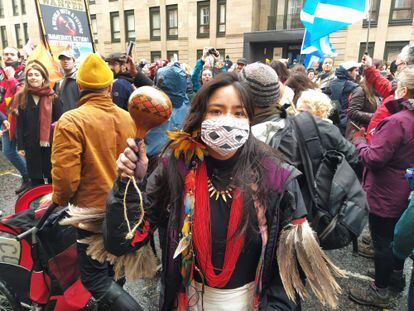A ativista Taily Terena, no sábado na manifestação de Glasgow.