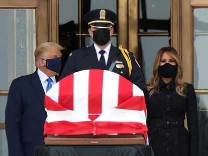 Donald Trump e a primeira-dama Melania Trump prestam homenagem diante do caixão de Ruth Bader Ginsburg.
