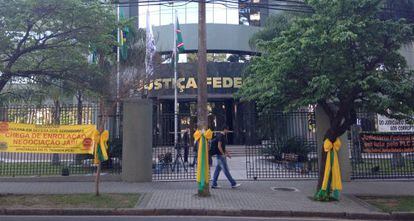 Postes e árvores decorados na Justiça Federal em Curitiba.