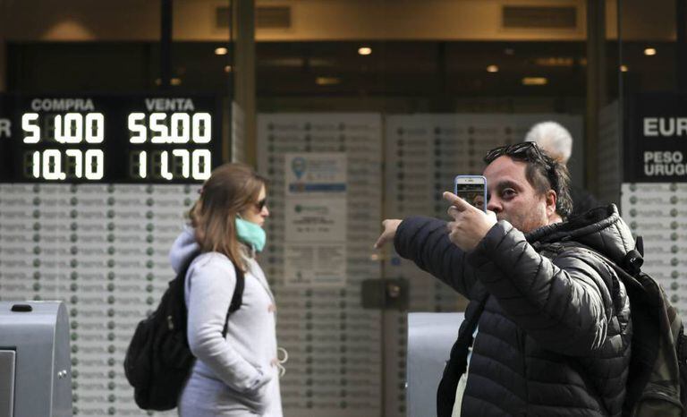 Os argentinos, atentos à cotação do dólar.