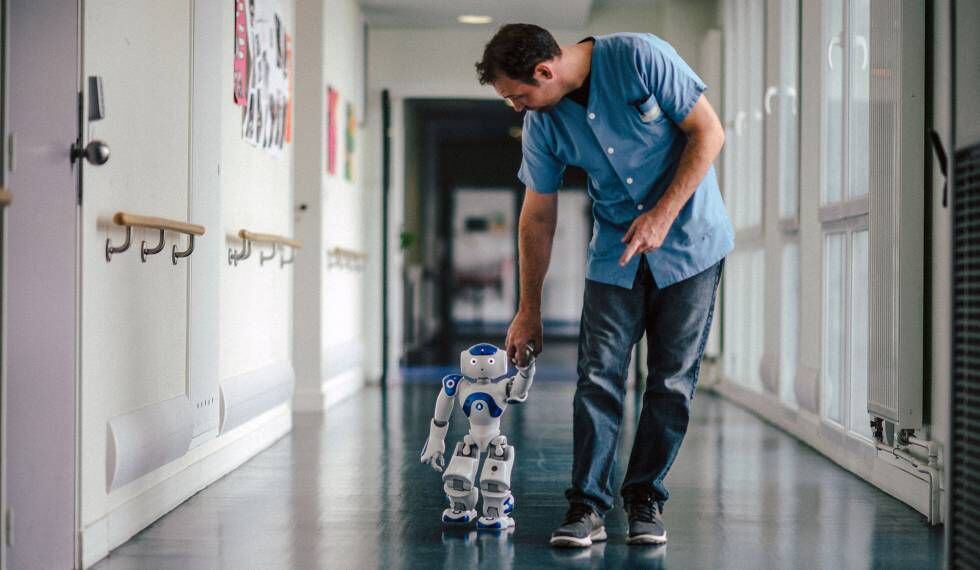 Mickaël Feret, um dos enfermeiros de Jouarre, caminha com o robô pelo hospital.