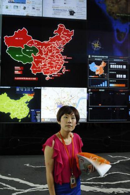 Uma empregada de Alibaba junto à tela que controla as transações