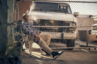 Mike Tyson descansa no quintal de seus vizinhos com uma jaqueta ‘bomber’, calça Dolce & Gabbana e tênis Adidas. 